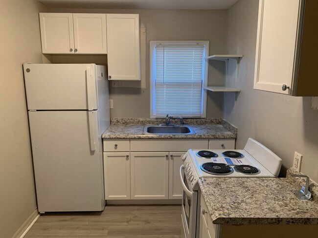 Building Photo - RENOVATED 2 BED 1  BATH DUPLEX MINUTES FRO...