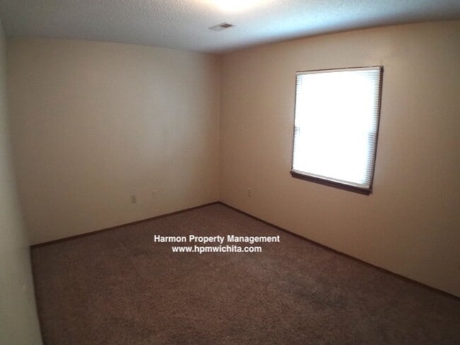 Building Photo - 2 bedroom 1 bathroom duplex located near t...