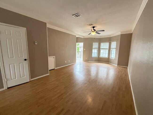 Foto del edificio - Spacious 2 Bed, 2.5 Bath Condo on Speight Ave with Private Porch & Community Pool