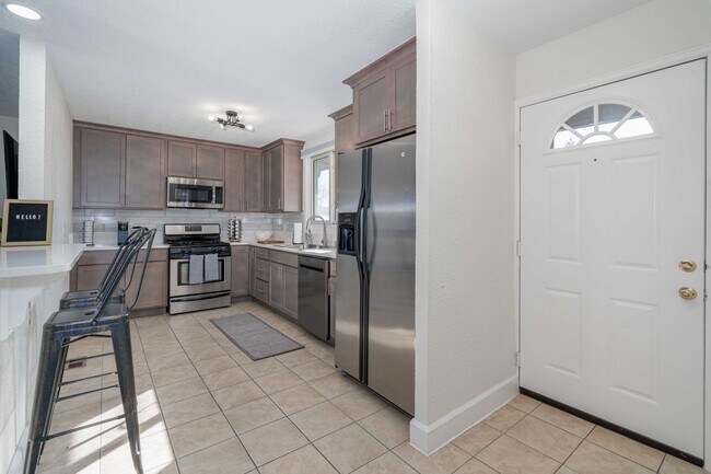 Foto del edificio - Large Four Bedroom Home - Denver