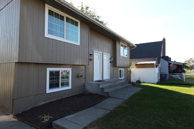 Building Photo - 828 E Gordon Ave