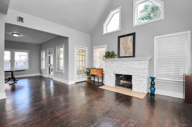 Building Photo - 2410 Cleburne St