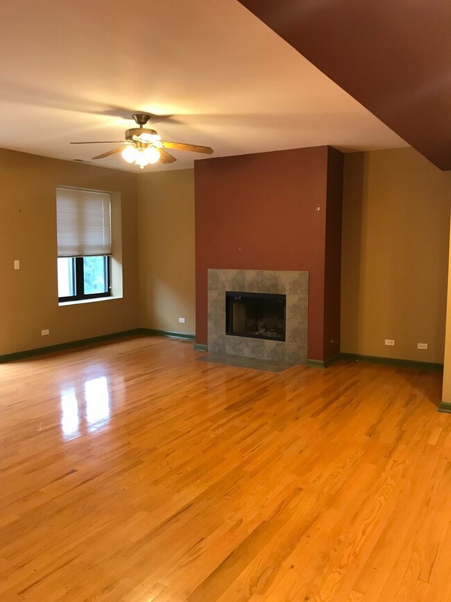 Foto del edificio - Oversize Top Floor 3 Bed, 2 Bath Residence...