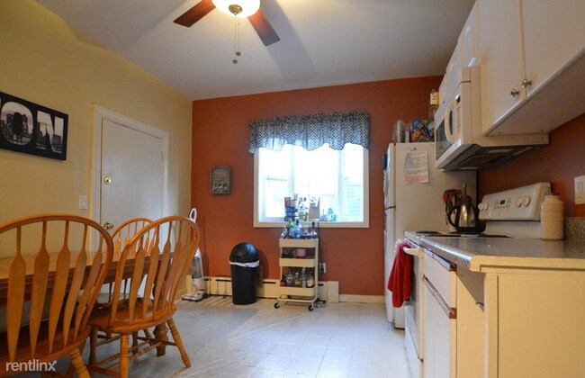 Foto del edificio - 4 br, 2 bath Apartment - 27 Justin Rd # 1Q