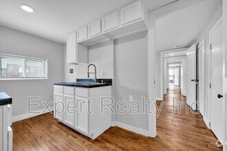 Building Photo - 546 55th St