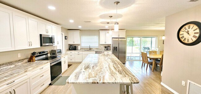 Building Photo - Adorable and Updated Home in Levitt Parkwa...