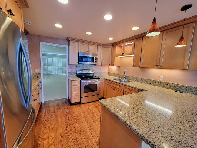 Building Photo - Beautiful 2 Bedroom + 2.5 Bath Townhouse i...