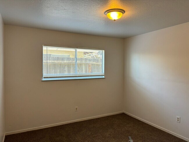 Foto del edificio - Ideal first floor unit! 2 bedrooms, 1 bathroom!  Directly across from beautiful Lake Alhambra. Pr...