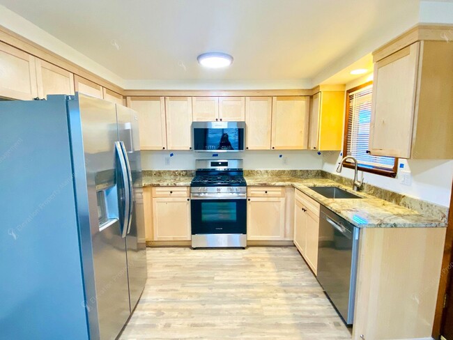 Building Photo - Recently Remodeled River West 3BR - 2BA Home