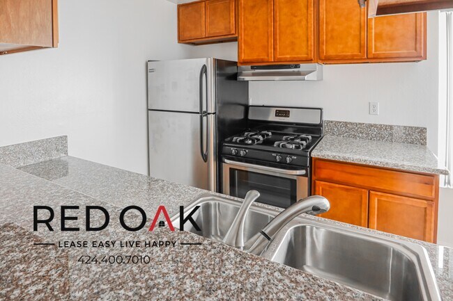 Building Photo - Wonderful Completely Remodeled Spacious On...