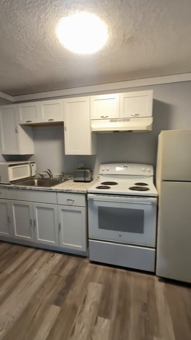 Foto del edificio - 119 Keene Rd