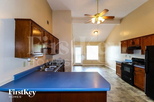 Foto del edificio - 5582 Oak Branch Cir N