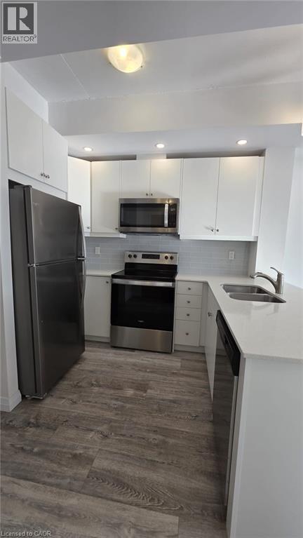 Building Photo - 60 Charles St W