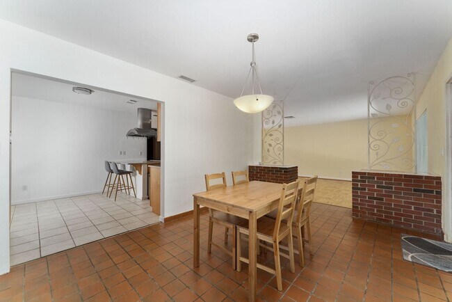 Building Photo - Charming 3/2 Home in Colonialtown South/Do...