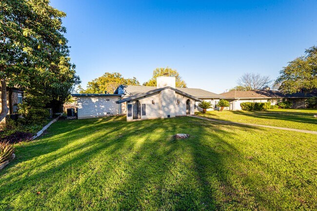 Foto del edificio - BEAUTIFULLY RENOVATED ONE STORY HOME IN A ...