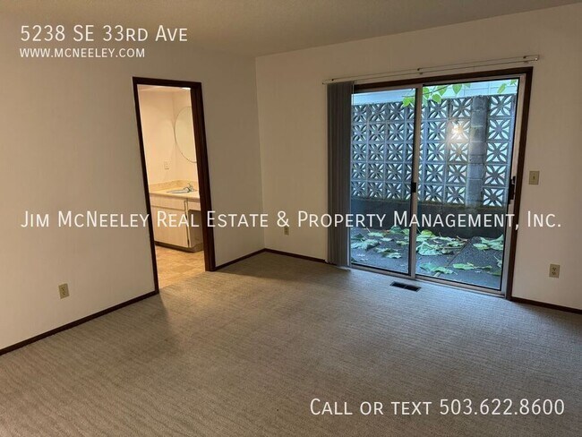 Building Photo - 5238 SE 33rd Ave