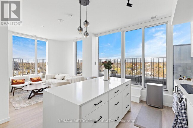 Building Photo - 689 The Queensway