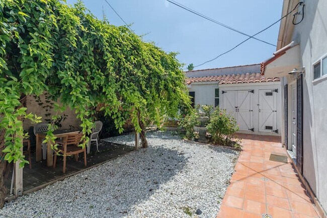 Foto del edificio - 1020 Havenhurst Dr