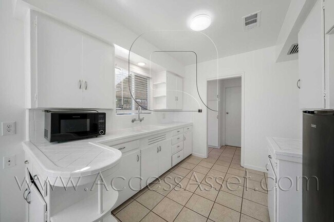Building Photo - Charming 2 Bed/1 Bath Home with Spacious Y...