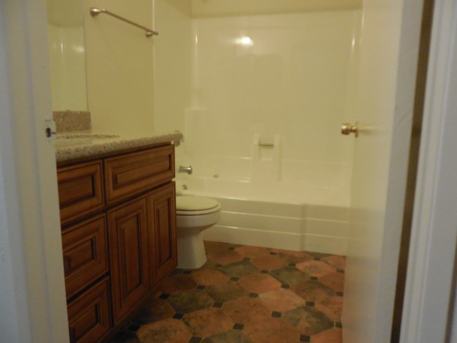 #4 bathroom - 3707 Hilltop Dr