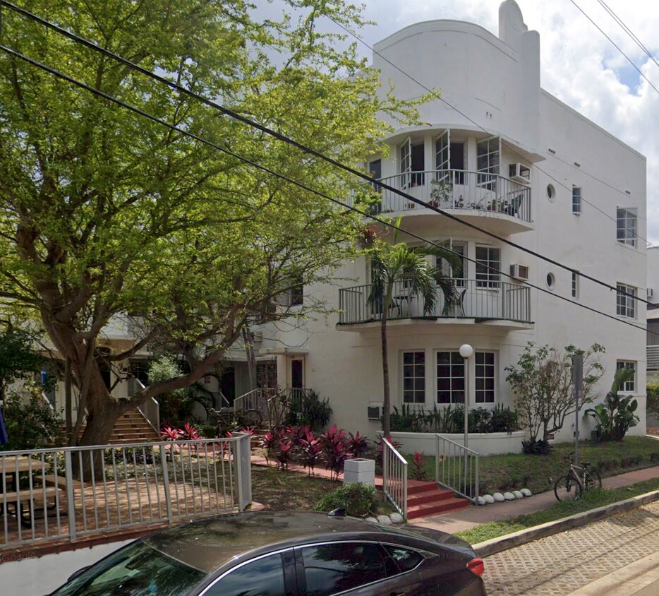 Exterior View - 320 W 25th St