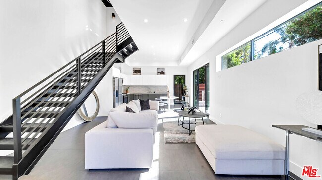 Foto del edificio - 1123 N Formosa Ave