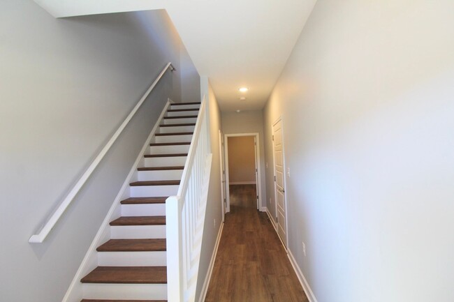 Building Photo - Elegant & Spacious 4-Bedroom Townhome for ...