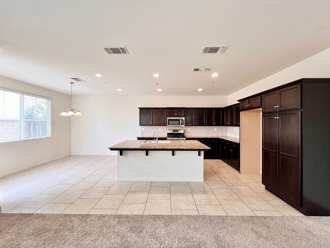 Building Photo - $2,350.00 Ashlan & Leonard, 3 bedroom - Am...