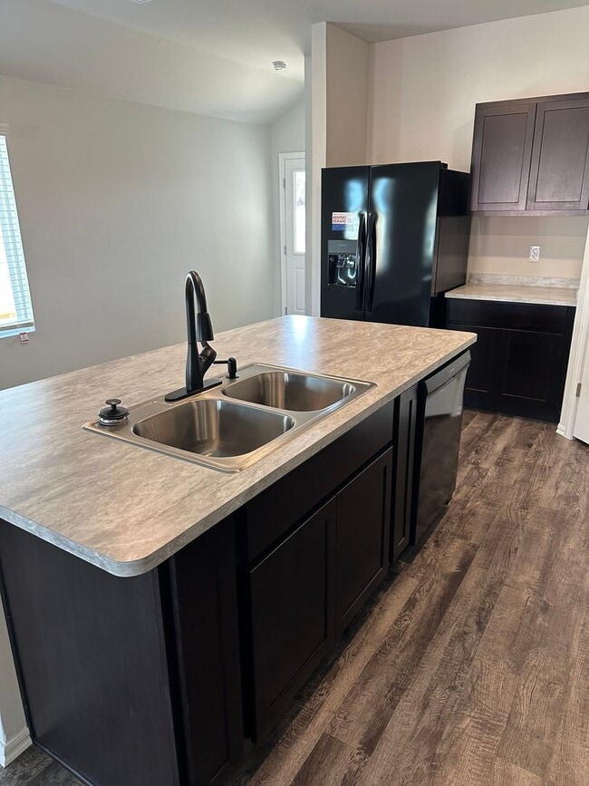 Building Photo - *Pre-leasing* NEWER Three Bedroom | Two Ba...