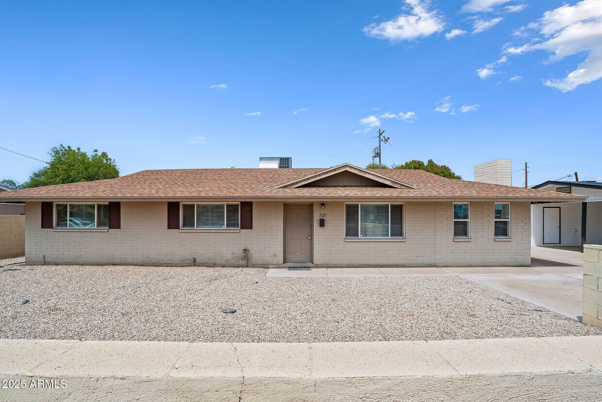 Primary Photo - 720 E Broadway Ln
