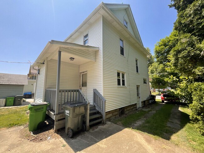 Foto del edificio - One Bedroom, Upstairs Duplex