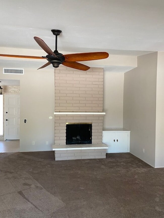 Building Photo - Location, Location, Location! 3 Bedroom Ho...