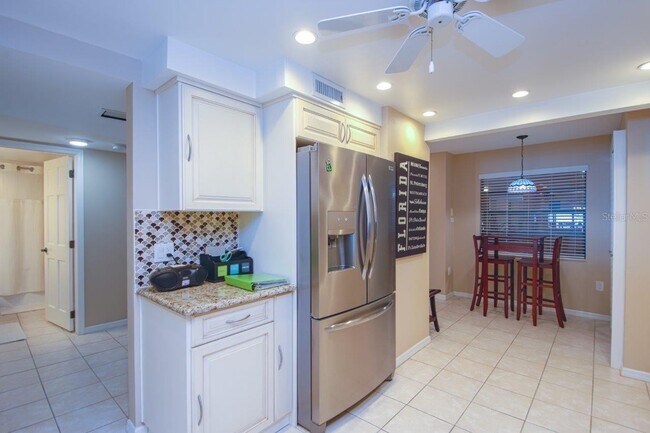 Building Photo - 6500 Sunset Way