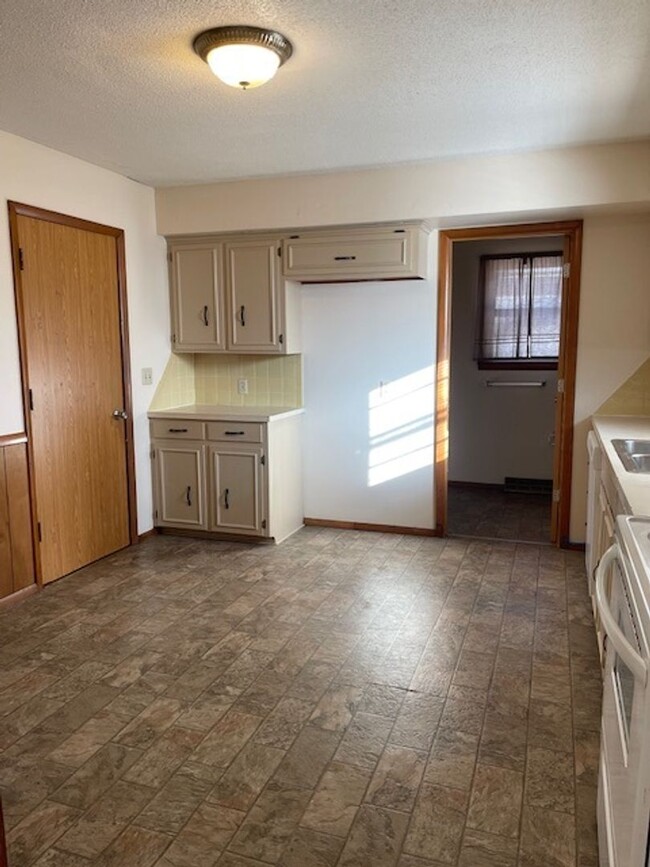 Building Photo - 3 Bed, 1.5 Bath, Great Location!