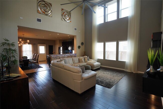 Foto del edificio - 3221 Pearlman Dr