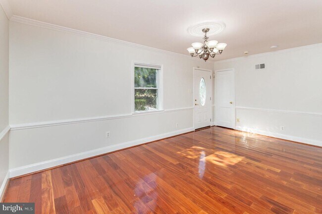 Building Photo - 3206 Burgundy Rd