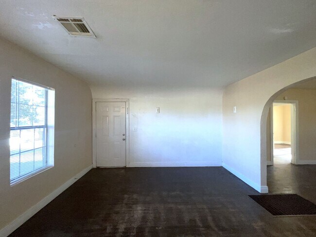 Building Photo - *** $500 Off Special Offer!! *** Charming ...