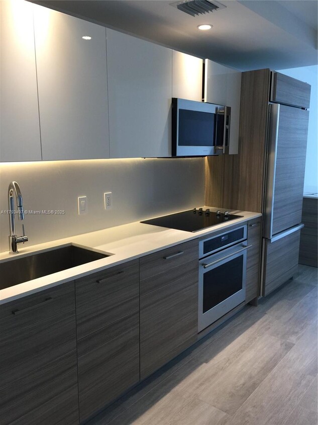 Foto principal - 121 NE 34th St
