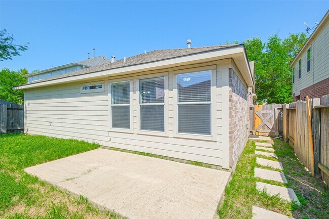 Foto del edificio - 15527 Fir Woods Ln