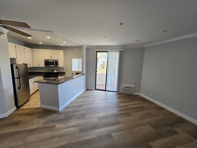 Foto del edificio - 2107 N Beachwood Dr