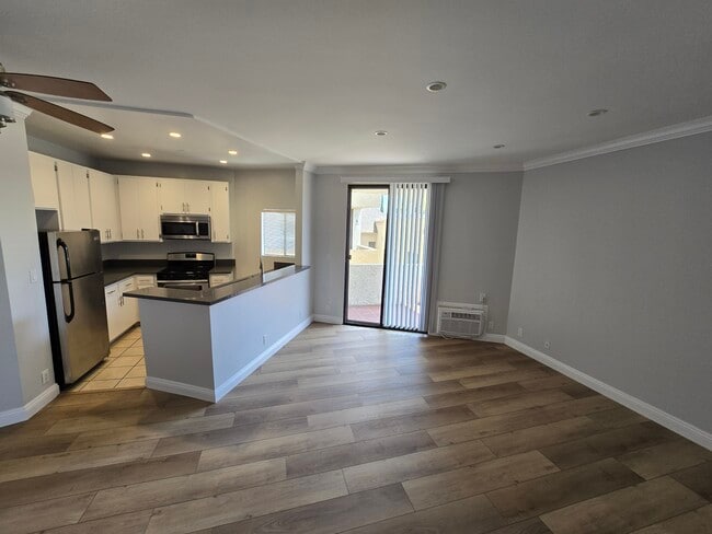 Building Photo - 2107 N Beachwood Dr