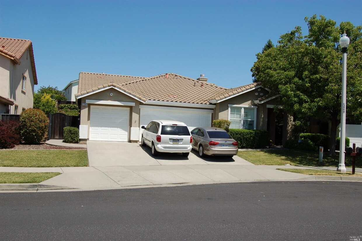 Primary Photo - 1754 River Oaks Cir