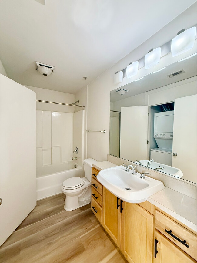 Bathroom - 411 W Washington St