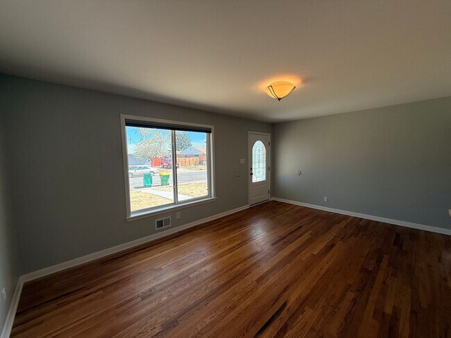 Building Photo - Spacious Twin Lakes Gem!!!