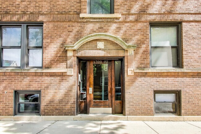 Foto del edificio - 1702 W Summerdale Ave