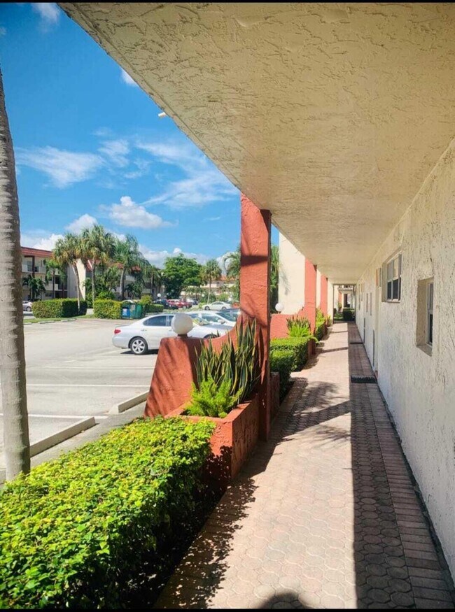 Foto del edificio - 671 S Hollybrook Dr