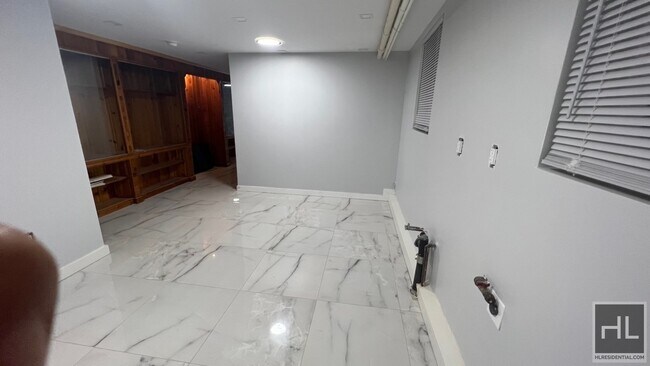 Foto del edificio - GUT RENOVATED  BEAUTIFUL 2 BEDROOMS EAST 4...