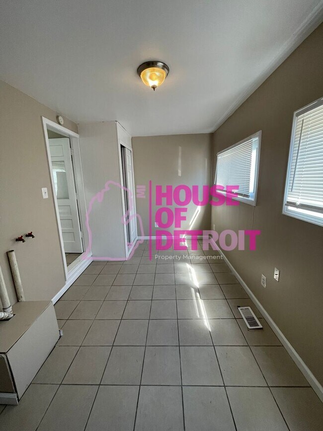 Building Photo - 3 BEDROOM | 1 BATH | FREE PRE SCREEN
