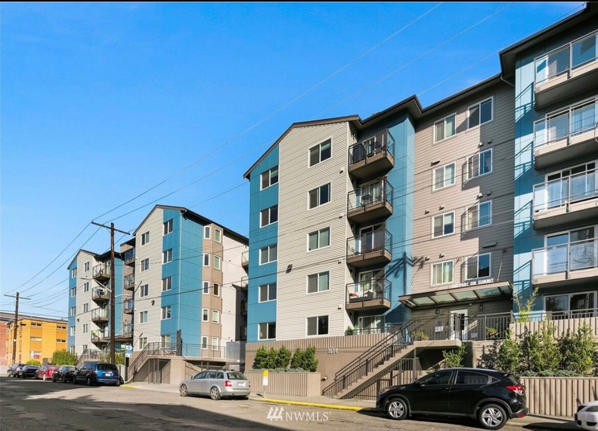 Primary Photo - 1614 Summit Ave