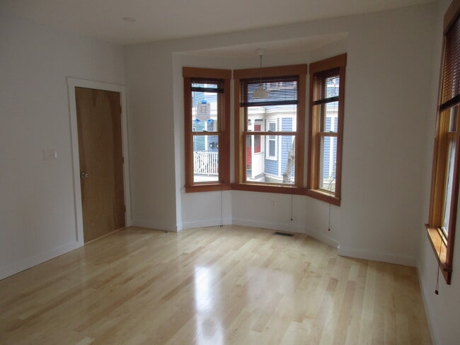 Bay windows living room. - 15B Dresden Street